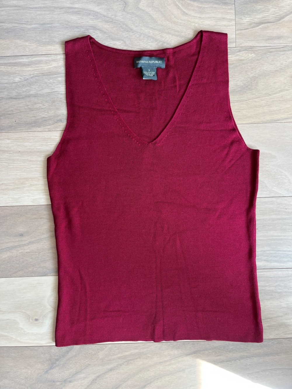Banana Republic Sleeveless Burgundy Silk V-Neck Tank Size S Stretchy